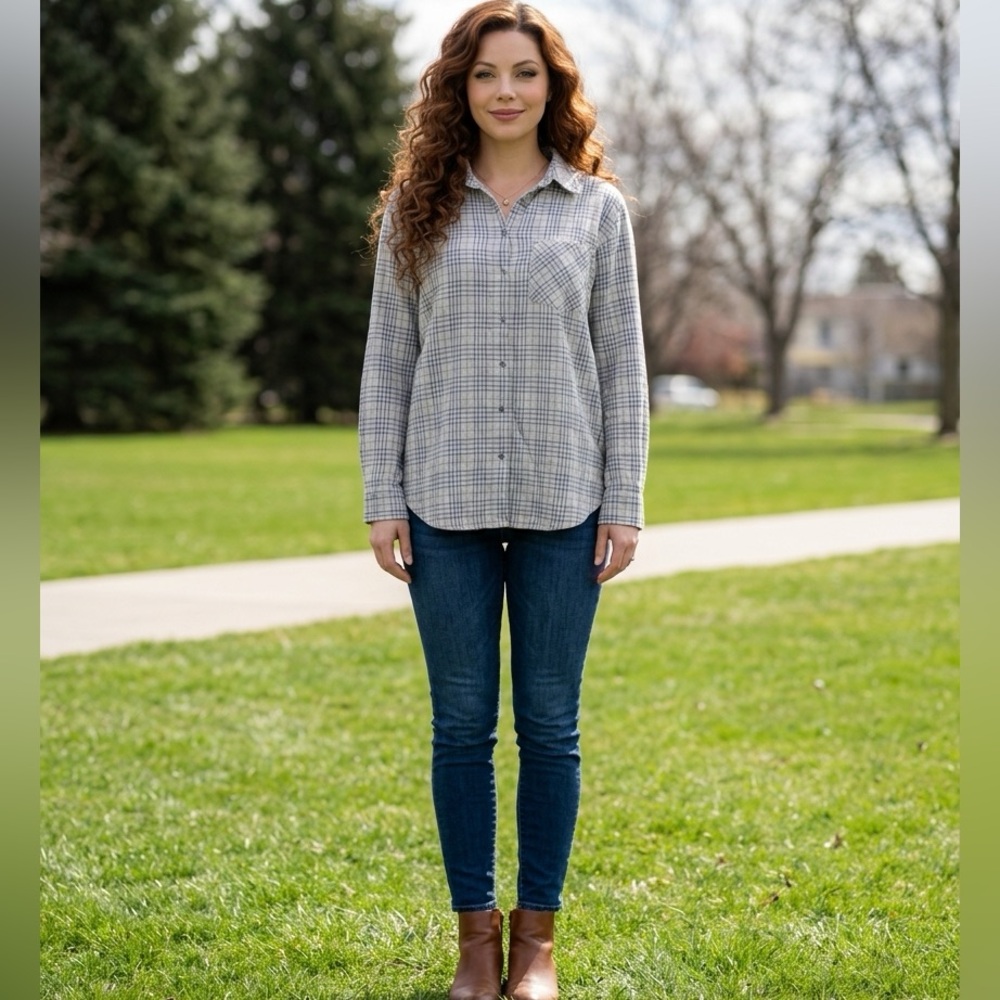 Women’s Blue and ivory Plaid Button-Up Shirt size large nwt